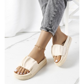 Zapatillas beige en la plataforma Baldwin 2