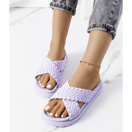 Pantuflas moradas en la plataforma de Bierings púrpura 1