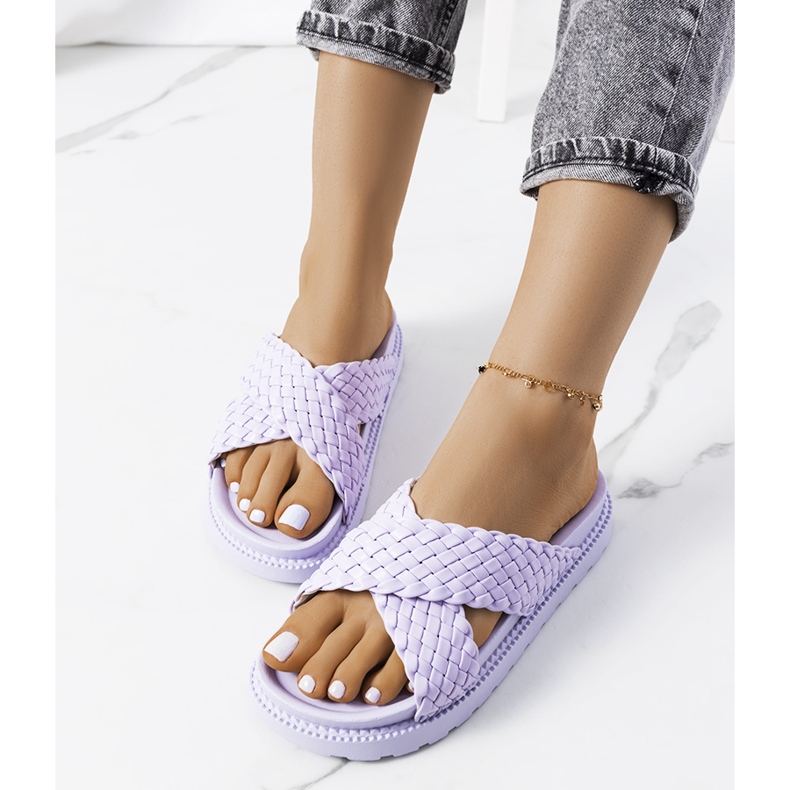 Pantuflas moradas en la plataforma de Bierings púrpura 1