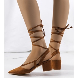 Zapatos marrones con cordones en el puesto de Victoris marrón 1