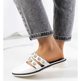 Pantuflas blancas decoradas con tachuelas Asselt blanco 1 Pantuflas blancas decoradas con tachuelas Asselt blanco 1