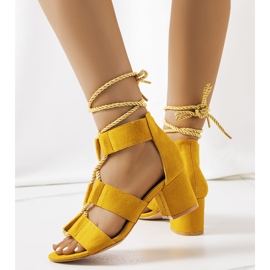 Sandalias amarillas en el puesto de Saliba amarillo 1