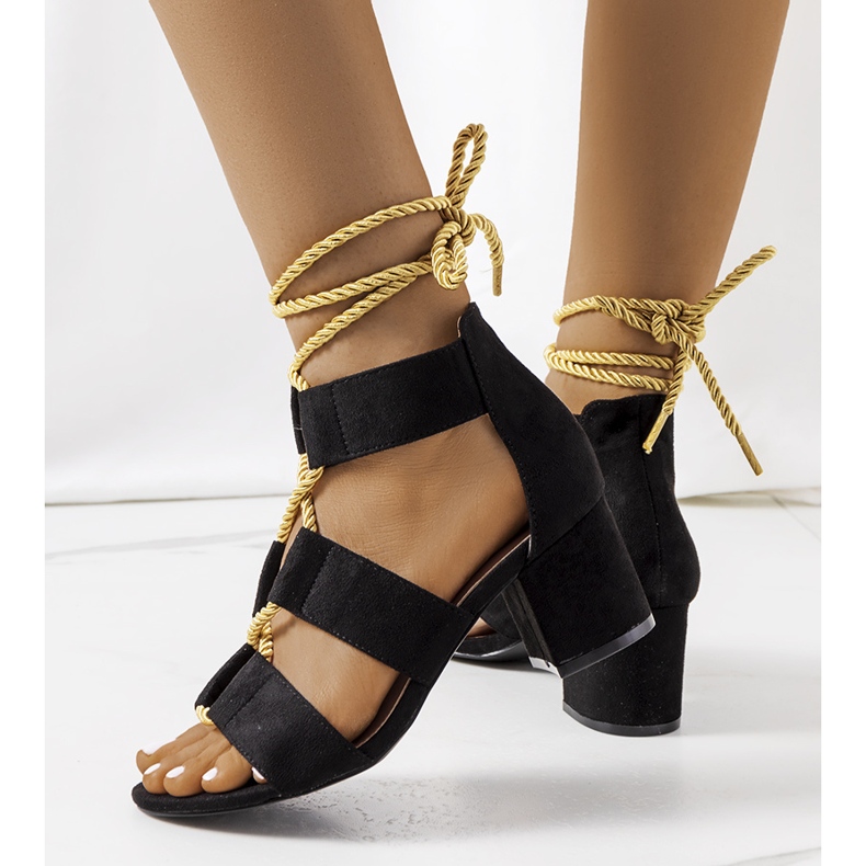 Sandalias negras en el puesto de Saliba negro 1