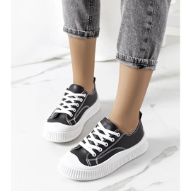Zapatillas negras en la plataforma de Zargan negro 1