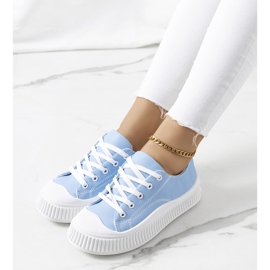 Zapatillas azules en la plataforma de Zargan 1