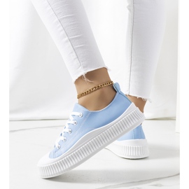 Zapatillas azules en la plataforma de Zargan 2