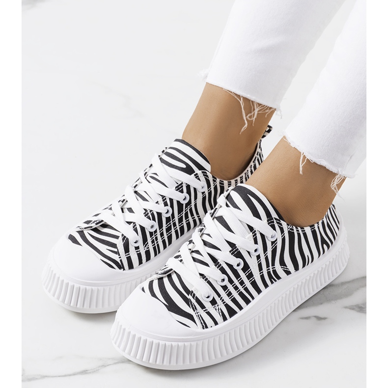 Zapatillas blancas y negras en la plataforma Chovka. blanco negro 1