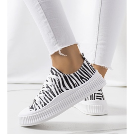 Zapatillas blancas y negras en la plataforma Chovka. blanco negro 2