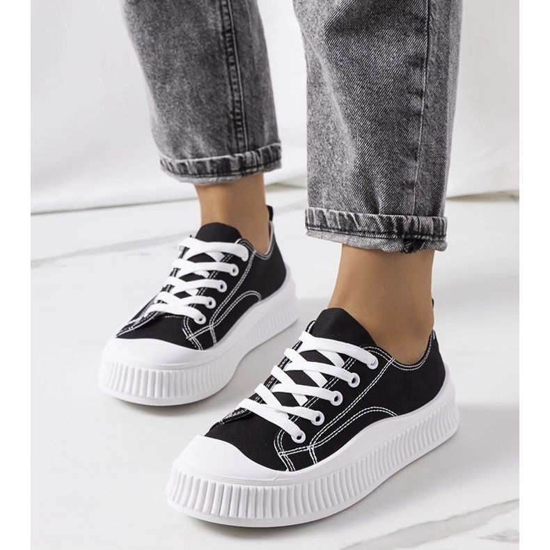 Zapatillas negras en la plataforma Chovka. negro 1