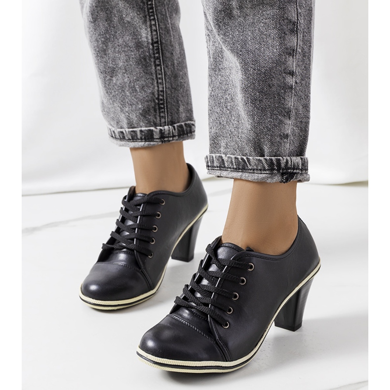 BM Zapatos negros en el puesto de Filra 1