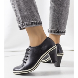 BM Zapatos negros en el puesto de Filra 3