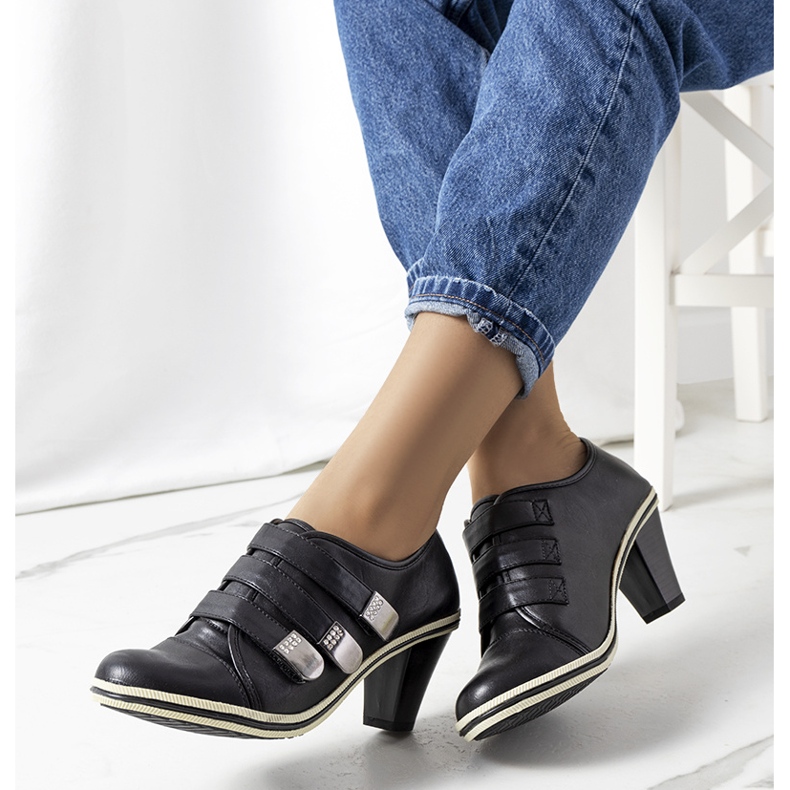 Zapatos brogue negros en el poste de Payla 2