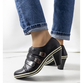 Zapatos brogue negros en el poste de Payla 3