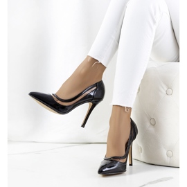 Tacones lacados en negro de Conforti 1