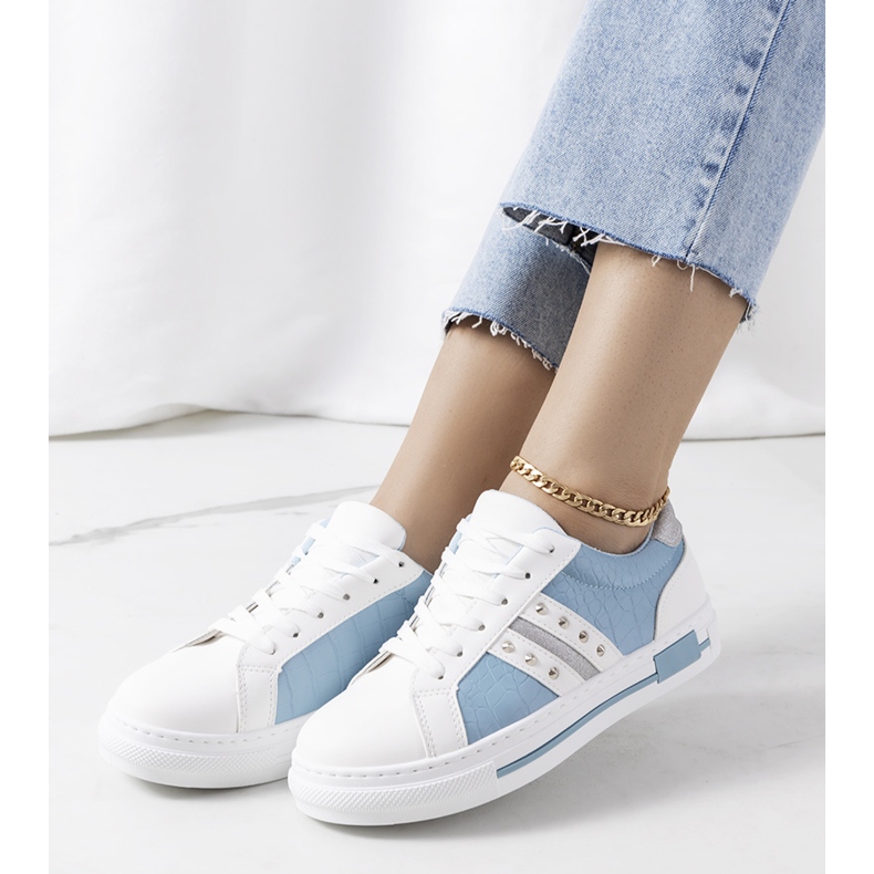Deportivas azules con tachuelas Luus blanco 1 Deportivas azules con tachuelas Luus blanco 1
