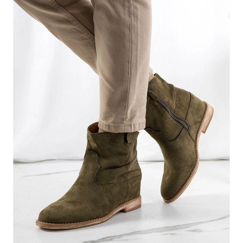 Botas verdes en un tacón de cuña Hunjet para interiores 1