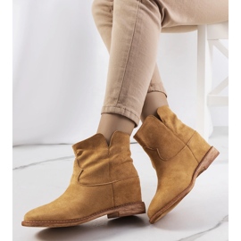 Botines beige oscuro con cuña forrada de Zoki 1
