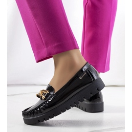 Mocasines negros en la plataforma Travessa 1