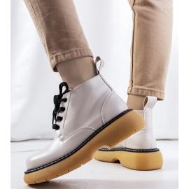 Botas beige de Redelek 2