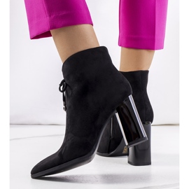 Botines negros en el puesto Deti 1