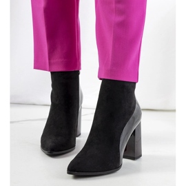Botas negras en el puesto de Leonar negro 1