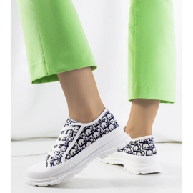 Zapatillas blancas en la plataforma Valida blanco 2
