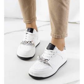 Deportivas blancas con cadena de Maring blanco 1