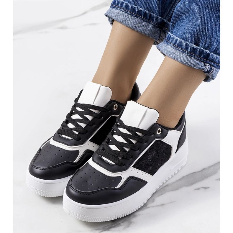 Zapatillas negras en la plataforma de Coronel negro 2 Zapatillas negras en la plataforma de Coronel negro 2