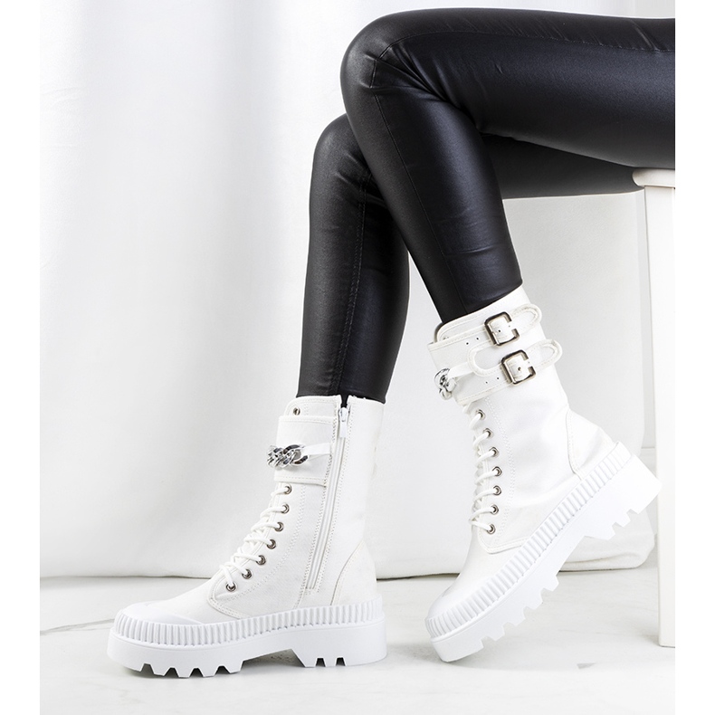 Deportivas blancas con cadena Taus blanco 1