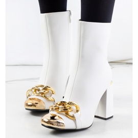 Botas blancas en el puesto de Engi. blanco 1
