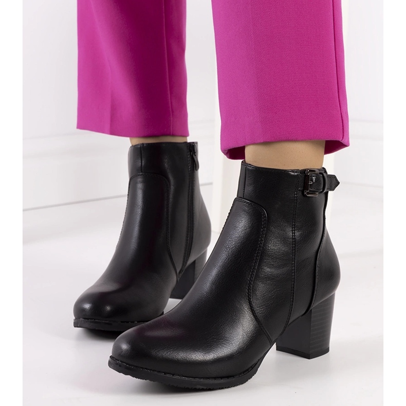 Botas negras en un poste bajo de Bogotá negro 1