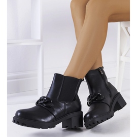 Botines negros con cadena Bilka 1 Botines negros con cadena Bilka 1
