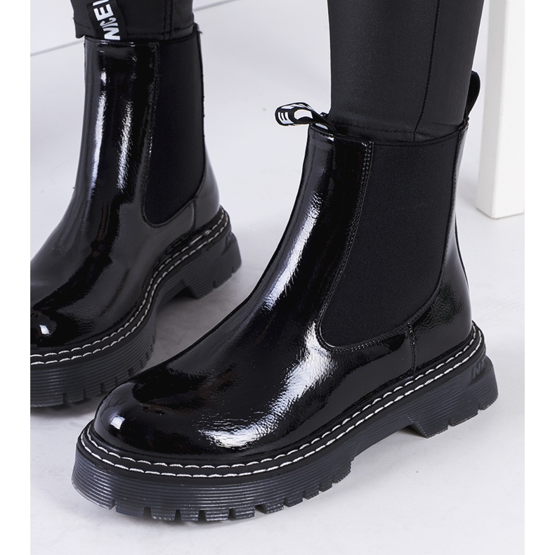 Botines Chelsea lacados en negro de Vido 1 Botines Chelsea lacados en negro de Vido 1