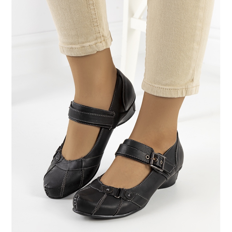 Zapatos de salón negros abrochados con un cinturón Gomez 1