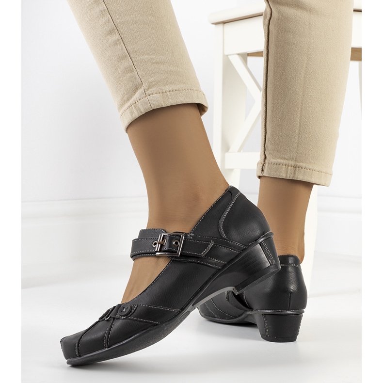 Zapatos de salón negros abrochados con un cinturón Gomez 2