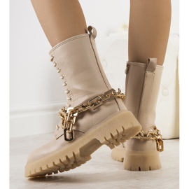 Botas beige con cadena Curiti 1