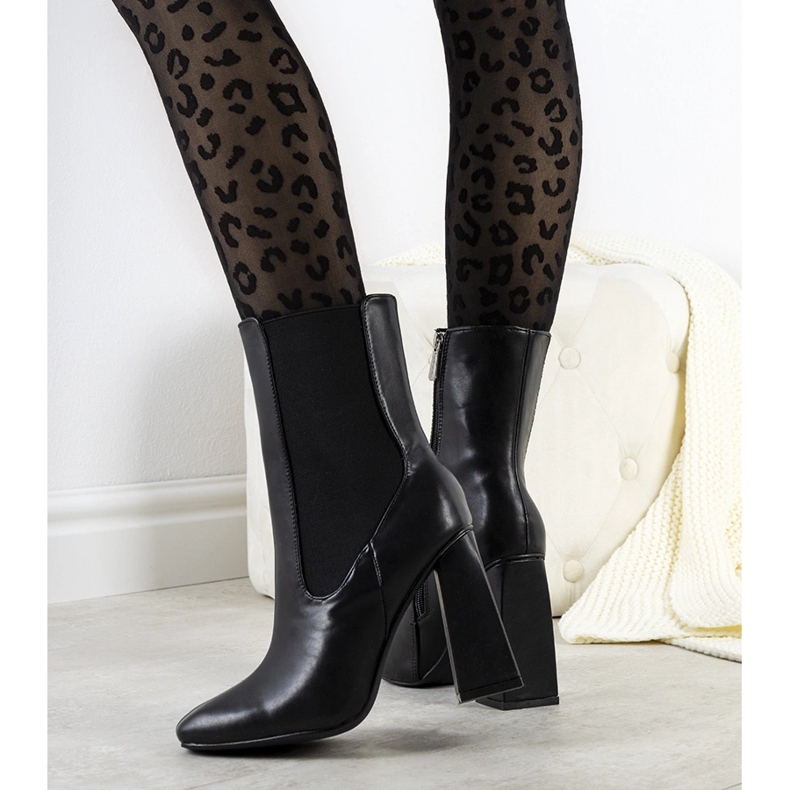 Botas negras de un puesto estable de Viridia. negro 1