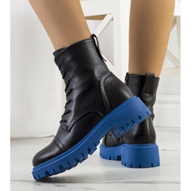 Botas negras sobre una suela Rukit azul. negro 2