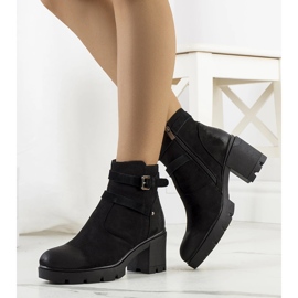 Botas negras en una suela de tractor Lamaris negro 1