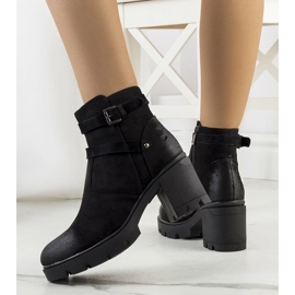 Botas negras en una suela de tractor Lamaris negro 2
