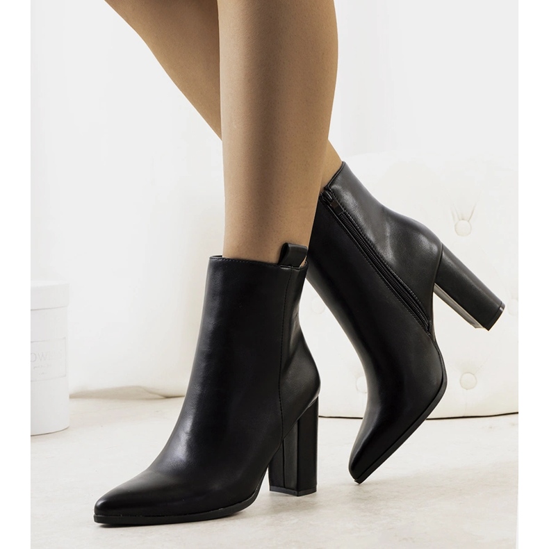 Botas negras en el puesto de Eduar negro 1