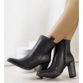 Botas negras en el puesto de Eduar negro 2