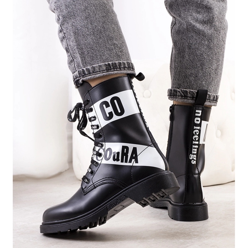 Cazadores negros decorados con inscripciones Mota 1