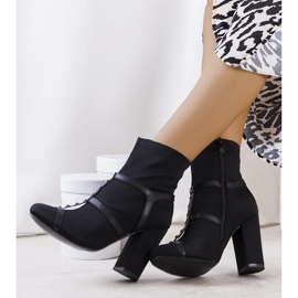 Botas negras en el puesto de Dagma negro 1