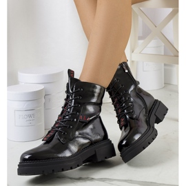 PA1 Botas lacadas en negro de Casies 2