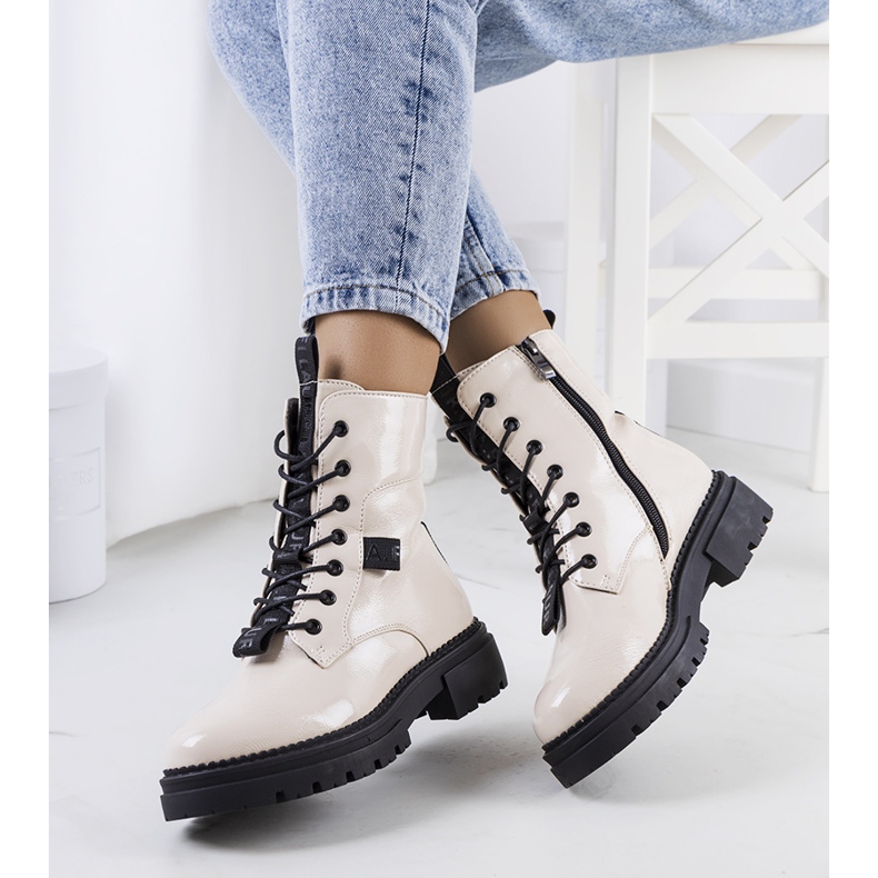 PA1 Botas lacadas en beige de Casies 1