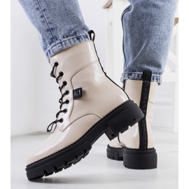 PA1 Botas lacadas en beige de Casies 2