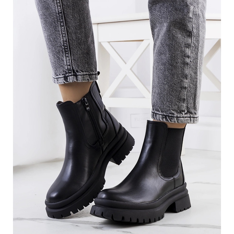 Botines negros en la plataforma de Alain 1