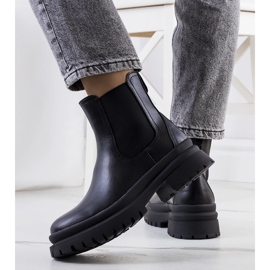 Botines negros en la plataforma de Alain 2
