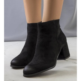 Botines negros en el puesto de Silas 1